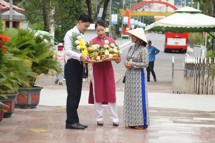 "Giỏ lễ xanh" tạo v&ograve;ng tuần ho&agrave;n xanh ở C&ocirc;n Đảo - Ảnh 2.