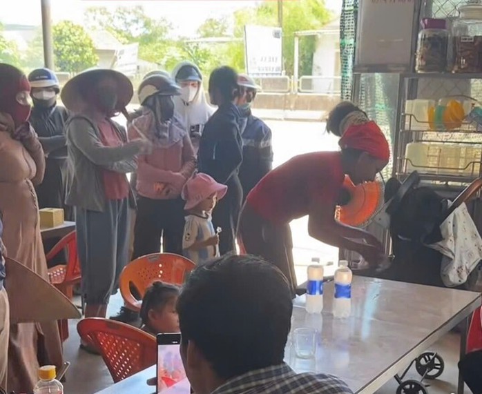 Người mẹ đưa 2 con nhỏ đi bộ qua miền Trung dưới nắng n&oacute;ng tr&ecirc;n 40 độ C - Ảnh 1.