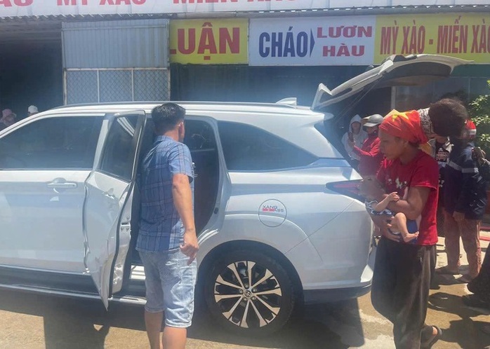 Người mẹ đưa 2 con nhỏ đi bộ qua miền Trung dưới nắng n&oacute;ng tr&ecirc;n 40 độ C - Ảnh 2.