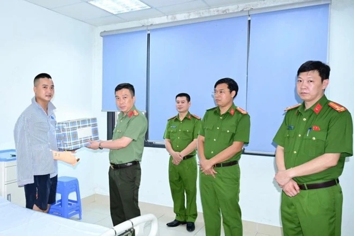 Khen thưởng thanh ni&ecirc;n dũng cảm khống chế đối tượng d&ugrave;ng dao tấn c&ocirc;ng phụ nữ - Ảnh 2.