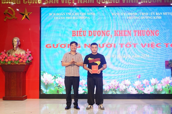 Khen thưởng thanh ni&ecirc;n dũng cảm khống chế đối tượng d&ugrave;ng dao tấn c&ocirc;ng phụ nữ - Ảnh 1.