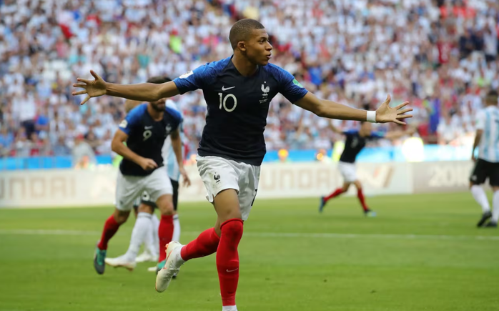 Mbappe s&aacute;nh ngang Ronaldo "b&eacute;o", trở th&agrave;nh tay "săn b&agrave;n" đỉnh nhất v&ograve;ng knock-out World Cup - Ảnh 1.