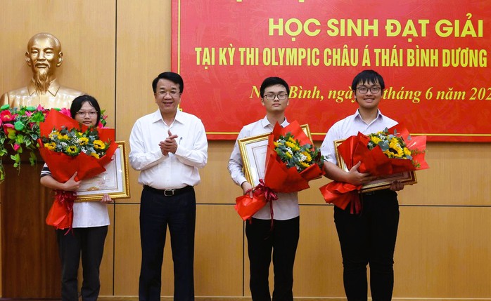 Khen thưởng học sinh đoạt giải Kỳ thi Olympic Ch&acirc;u &Aacute; - Th&aacute;i B&igrave;nh Dương - Ảnh 1.