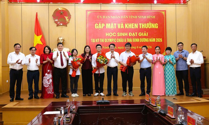 Khen thưởng học sinh đoạt giải Kỳ thi Olympic Ch&acirc;u &Aacute; - Th&aacute;i B&igrave;nh Dương - Ảnh 2.