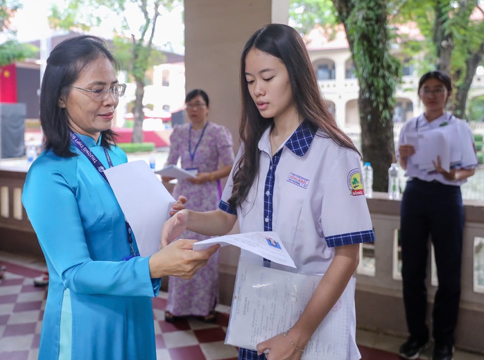 N&oacute;ng: TPHCM c&ocirc;ng bố điểm chuẩn lớp 10 c&ocirc;ng lập năm 2026 - Ảnh 1.