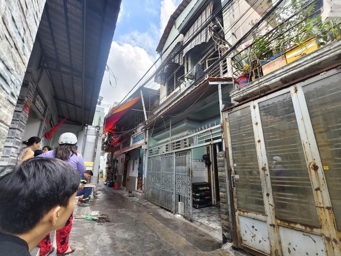 Ch&aacute;y nh&agrave; ở TPHCM s&aacute;ng nay: Cảnh s&aacute;t nhanh ch&oacute;ng dập lửa , kh&ocirc;ng thiệt hại về người - Ảnh 1.