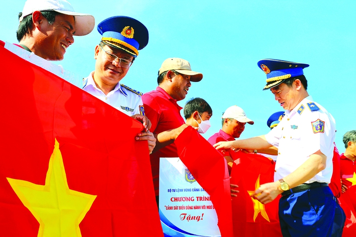 Tự h&agrave;o cờ Tổ quốc: Lễ ch&agrave;o cờ &yacute; nghĩa tại c&aacute;c điểm cực của Tổ quốc 2026 - Ảnh 8.