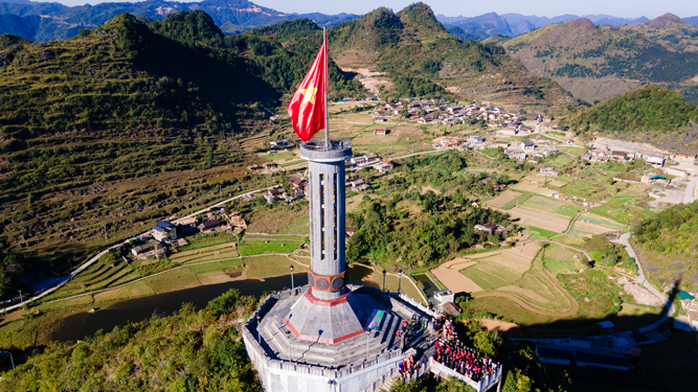 Bay cao cùng non sông gấm vóc - Ảnh 1.
