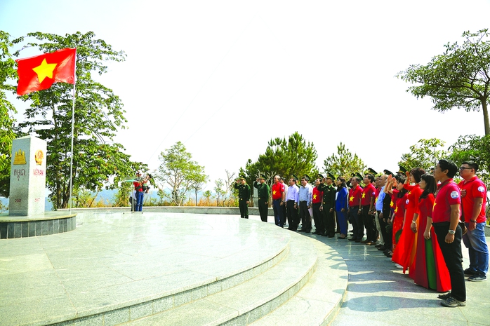 Tự h&agrave;o cờ Tổ quốc: Lễ ch&agrave;o cờ &yacute; nghĩa tại c&aacute;c điểm cực của Tổ quốc 2026 - Ảnh 5.