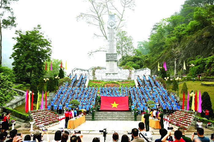 Tự h&agrave;o cờ Tổ quốc: Lễ ch&agrave;o cờ &yacute; nghĩa tại c&aacute;c điểm cực của Tổ quốc 2026 - Ảnh 13.