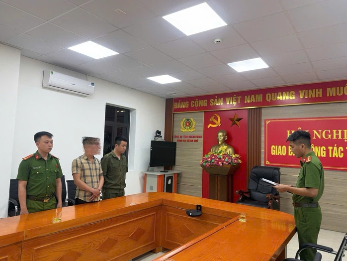 Khởi tố người đ&agrave;n &ocirc;ng sử dụng chứng chỉ l&aacute;i m&aacute;y x&uacute;c giả tại Quảng Ninh - Ảnh 1.