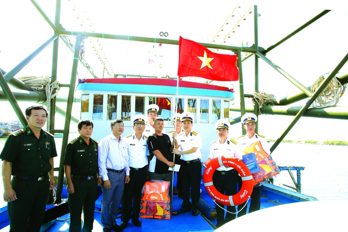  Khi lá cờ  đi cùng lòng dân - Ảnh 4.