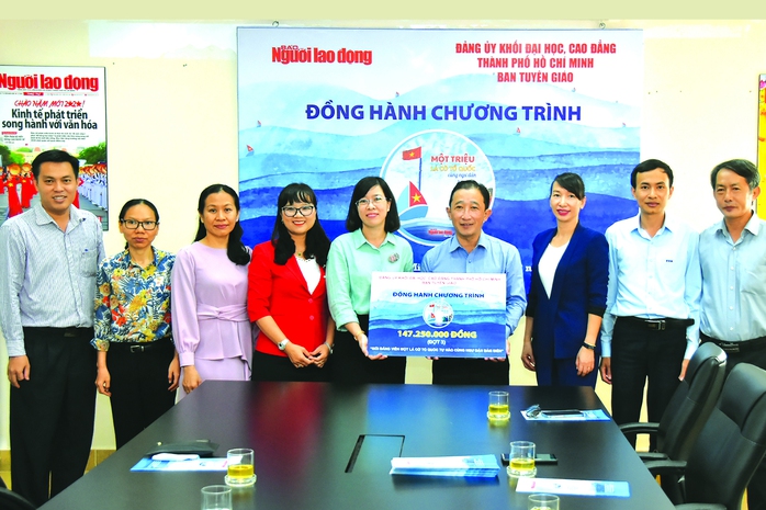  Khi lá cờ  đi cùng lòng dân - Ảnh 2.