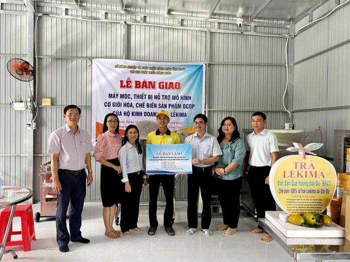 Trao "cần c&acirc;u" cho người l&agrave;m nghề n&ocirc;ng th&ocirc;n - Ảnh 1.