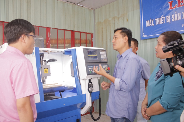 Trao "cần c&acirc;u" cho người l&agrave;m nghề n&ocirc;ng th&ocirc;n - Ảnh 2.