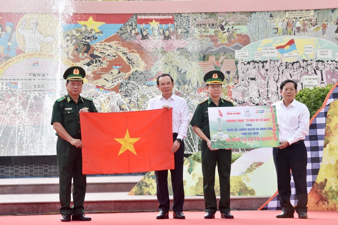  Khi lá cờ  đi cùng lòng dân - Ảnh 1.
