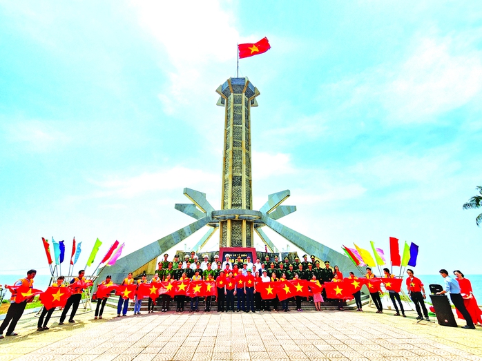 Tự h&agrave;o cờ Tổ quốc: Lễ ch&agrave;o cờ &yacute; nghĩa tại c&aacute;c điểm cực của Tổ quốc 2026 - Ảnh 6.