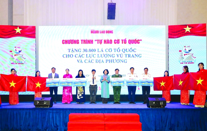  Khi lá cờ  đi cùng lòng dân - Ảnh 3.