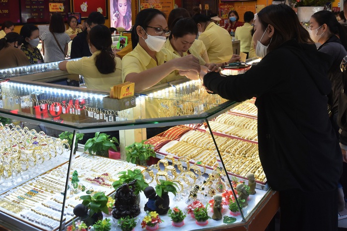 Gi&aacute; v&agrave;ng h&ocirc;m nay 5-6: Bật tăng trở lại - Ảnh 1.