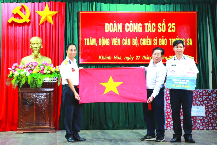Tự h&agrave;o cờ Tổ quốc: Lễ ch&agrave;o cờ &yacute; nghĩa tại c&aacute;c điểm cực của Tổ quốc 2026 - Ảnh 9.
