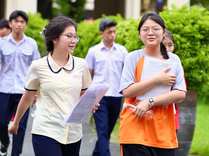 Ng&agrave;y mai, TPHCM c&ocirc;ng bố đ&aacute;p &aacute;n, thang điểm chấm thi lớp 10: Ch&iacute;nh thức chấm thi  - Ảnh 1.