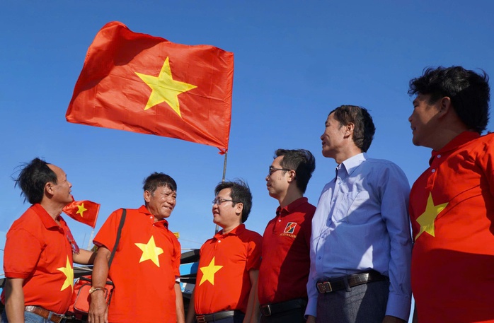 Điều còn lại sau những lá cờ - Ảnh 2.