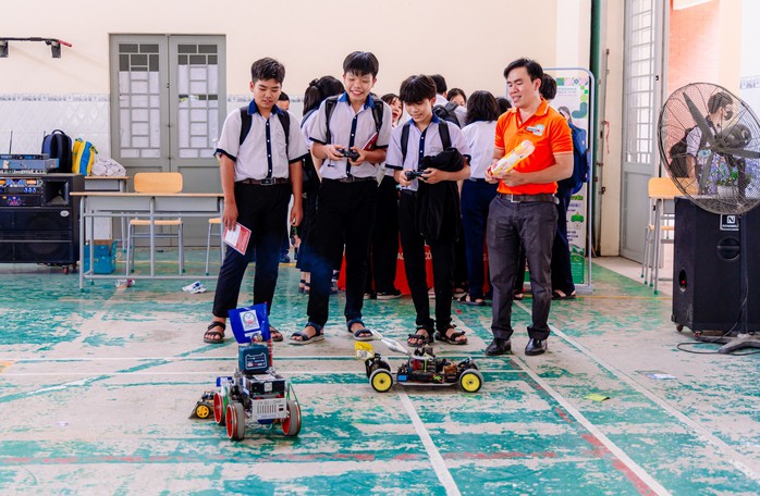 Kh&ocirc;ng v&agrave;o lớp 10 c&ocirc;ng lập, học sinh vẫn rộng cửa v&agrave;o đại học - Ảnh 1.