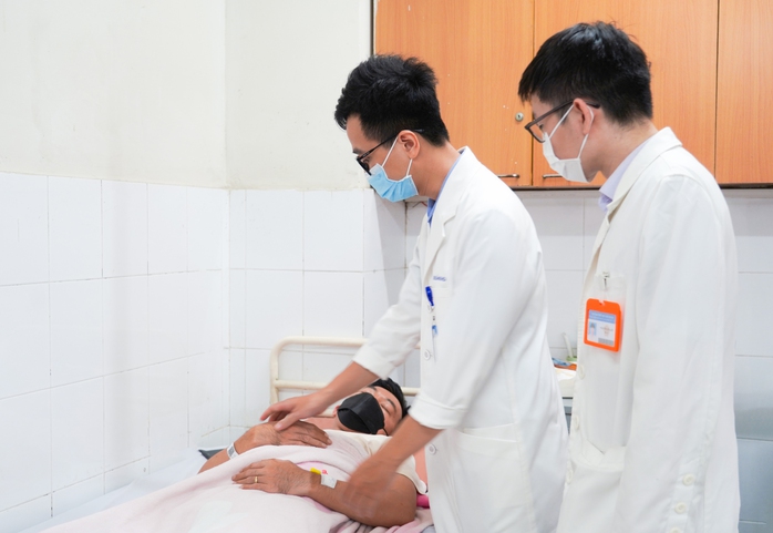 Người đ&agrave;n &ocirc;ng nhập viện v&igrave; biến chứng quai bị sau một tuần tự theo d&otilde;i tại nh&agrave; - Ảnh 1.