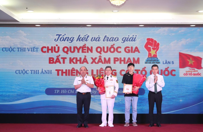 B&aacute;o Người Lao Động trao giải 2 cuộc thi &yacute; nghĩa - Ảnh 1.