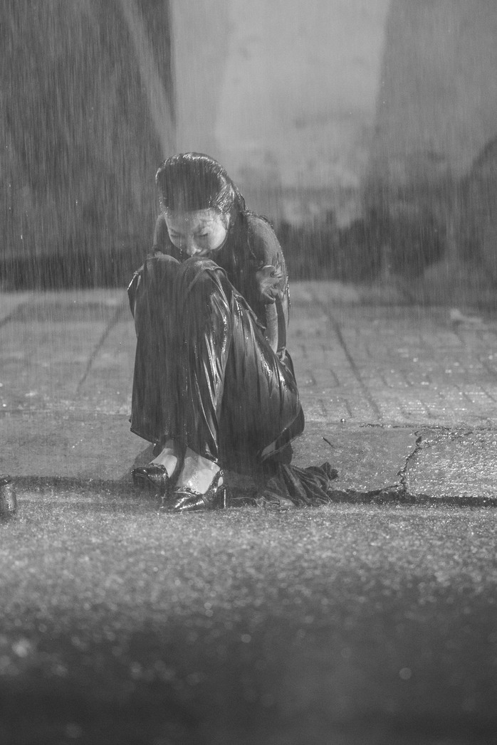 L&yacute; do g&igrave; khiến "nhất phẩm l&agrave;ng mẫu" Thanh Hằng phải ngồi bệt vỉa h&egrave;, kh&oacute;c nghẹn dưới mưa tầm t&atilde; l&uacute;c rạng s&aacute;ng?  - Ảnh 3.