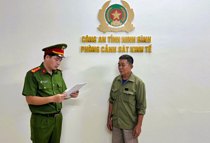 Mang thuyền ra s&ocirc;ng h&uacute;t c&aacute;t về b&aacute;n, 1 người đ&agrave;n &ocirc;ng bị khởi tố - Ảnh 1.