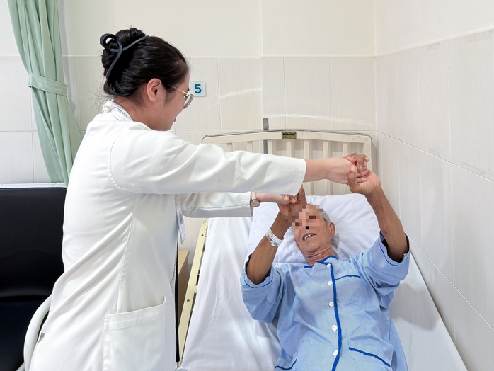Cụ &ocirc;ng ở Cần Thơ tho&aacute;t chết nhờ đưa đến bệnh viện trong &ldquo;giờ v&agrave;ng&rdquo; - Ảnh 2.