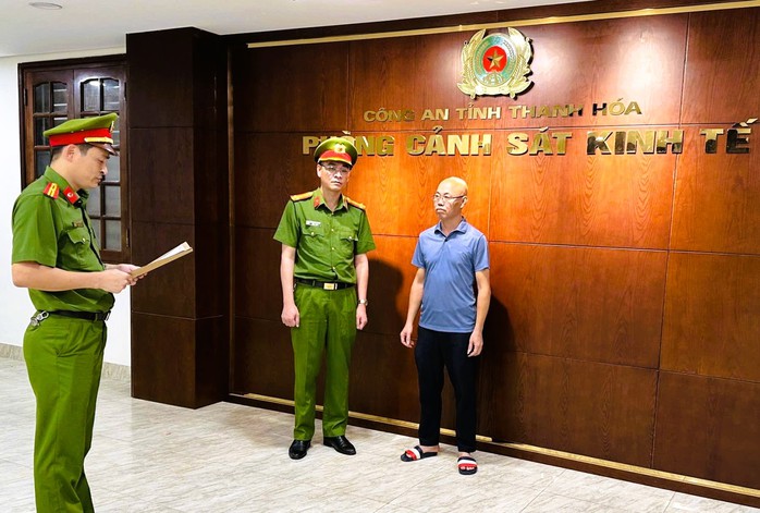 B&aacute;n h&agrave;ng giả gắn m&aacute;c "Nem chua r&aacute;n H&agrave; Nội", 1 gi&aacute;m đốc ở Thanh H&oacute;a bị khởi tố - Ảnh 1.