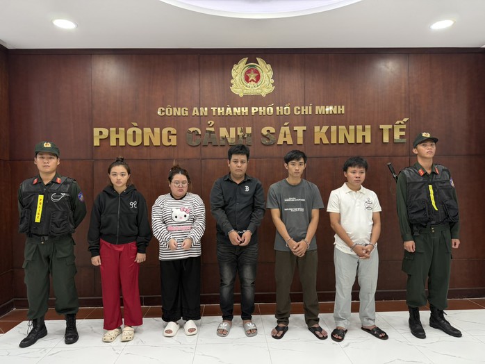 C&ocirc;ng an TPHCM bắt vợ chồng chủ xưởng gi&agrave;y c&ugrave;ng 3 nh&acirc;n vi&ecirc;n - Ảnh 1.
