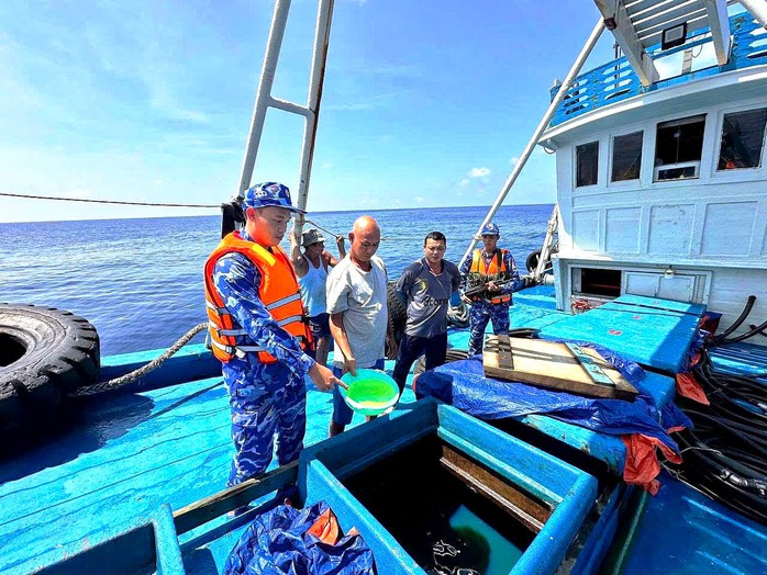Cảnh sát biển bắt giữ tàu vận chuyển hơn 150.000 lít dầu D.O trái phép - Ảnh 1.