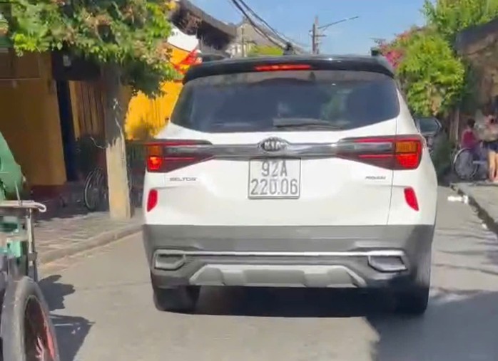 Phạt chủ xe &ocirc; t&ocirc; lưu th&ocirc;ng v&agrave;o đường cấm ở phố cổ Hội An - Ảnh 1.