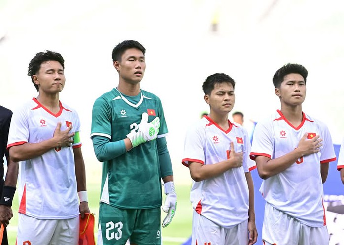 U19 Việt Nam thua đau Indonesia ph&uacute;t b&ugrave; giờ, thấp thỏm chờ v&eacute; b&aacute;n kết - Ảnh 2.