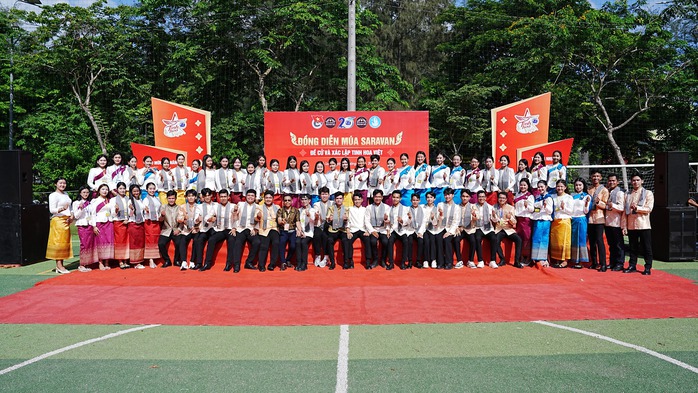 Hơn 1 . 000 Giảng viên , sinh viên Đại học Trà Vinh đồng diễn múa Saravan 2026 - Ảnh 2. Hơn 1 . 000 Giảng viên , sinh viên Đại học Trà Vinh đồng diễn múa Saravan 2026 - Ảnh 2.