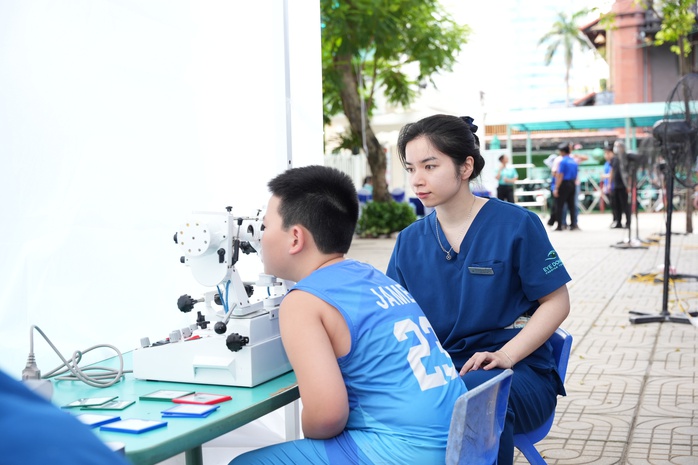 Ngoài đèn học, đâu là nguyên nhân khiến trẻ bị cận thị? - Ảnh 1.