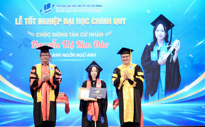 Hiệu trưởng Trường ĐH Mở TPHCM nhắn điều quan trọng tới tân cử nhân - Ảnh 1.