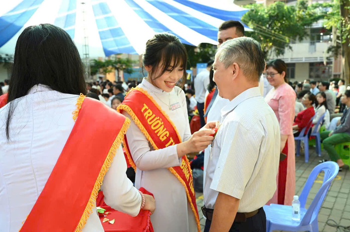 Lời dặn d&ograve; x&uacute;c động của c&ocirc; hiệu trưởng trường v&ugrave;ng ven đến học sinh trước ng&agrave;y thi tốt nghiệp - Ảnh 2.