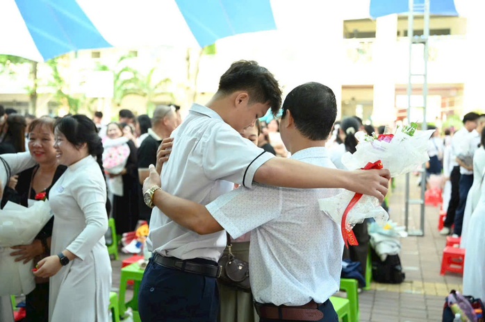 Lời dặn d&ograve; x&uacute;c động của c&ocirc; hiệu trưởng trường v&ugrave;ng ven đến học sinh trước ng&agrave;y thi tốt nghiệp - Ảnh 6.