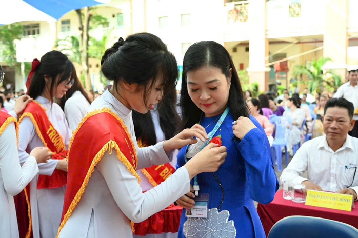 Lời dặn d&ograve; x&uacute;c động của c&ocirc; hiệu trưởng trường v&ugrave;ng ven đến học sinh trước ng&agrave;y thi tốt nghiệp - Ảnh 1.
