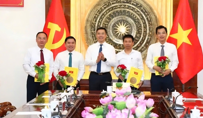 Thanh Hóa tiếp nhận, bổ nhiệm nhiều lãnh đạo cấp sở, ngành - Ảnh 1.