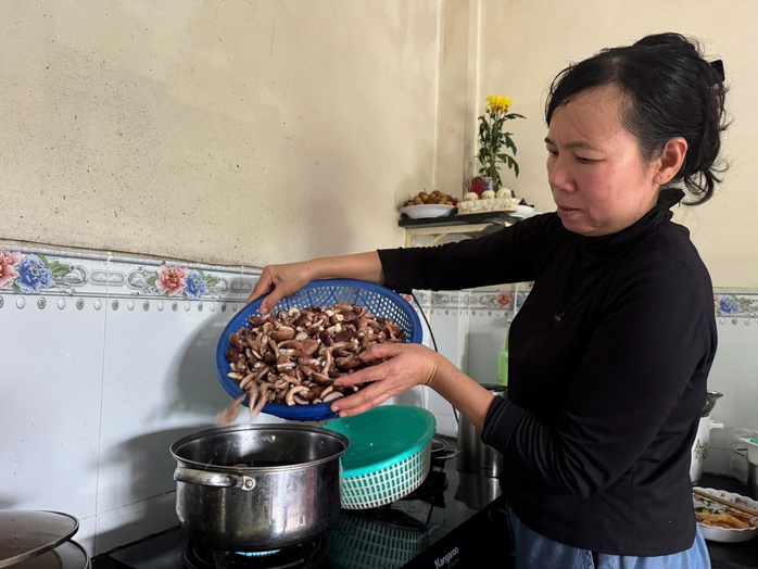 VIDEO: Nghỉ hè, học sinh ở Phú Quốc rộn ràng vào rừng “săn lộc trời” - Ảnh 5.
