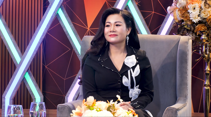 Dương Hồng Loan "r&aacute;ch &aacute;o d&agrave;i" giữa l&uacute;c chạy show Tết - Ảnh 1.