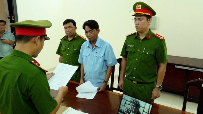 Vụ "cạo sạch quả đồi" ở Kh&aacute;nh H&ograve;a: Khởi tố, bắt tạm giam người khai th&aacute;c đất tr&aacute;i ph&eacute;p - Ảnh 1.