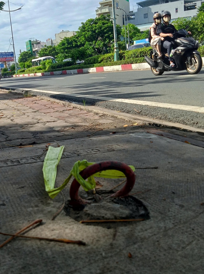 Mối nguy từ quai sắt nắp hố ga - Ảnh 1.