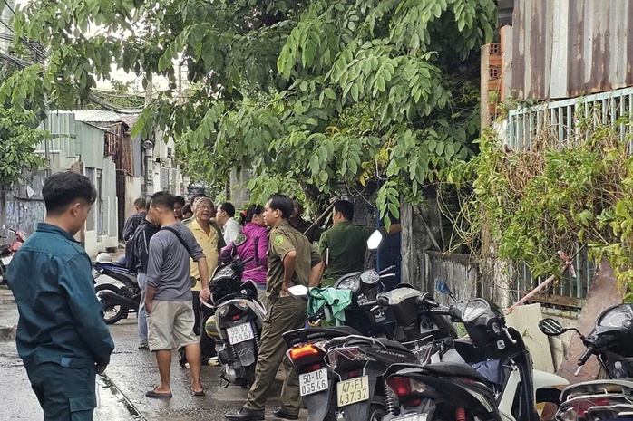 Ch&aacute;y nh&agrave; ở TPHCM khiến cụ b&agrave; 76 tuổi tử vong trong hẻm s&acirc;u - Ảnh 1.