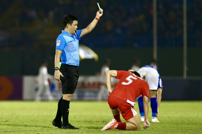 V-League v&agrave; những gam m&agrave;u đối lập (*): Trọng t&agrave;i - Kh&ocirc;ng thể m&atilde;i l&agrave; "điểm nghẽn" của giải đấu - Ảnh 1.